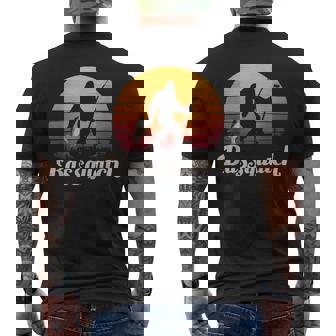 Basssquatch ビッグフット 釣り バス フォレスト シルエット メンズTシャツ バックプリント - Kawaiitshirt