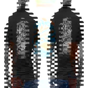 Fly-Nomenal 釣り竿とルアーグラフィック メンズTシャツ バックプリント - Kawaiitshirt