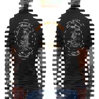 Gagne Lentement Et Régulièrement La Course Un Paresseux Drôle Chevauchant Une Tortue T-shirt imprimé au dos - Cadeauxyz