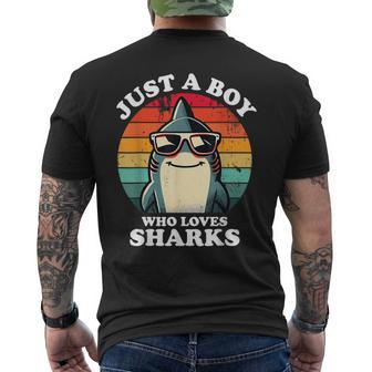 Juste Un Garçon Qui Aime Les Requins Un Amoureux Des Requins Amusant Et Rétro Pour Enfants T-shirt imprimé au dos - Cadeauxyz