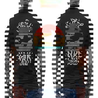 Life Is Better Withharks Around レトロ シャーク メンズTシャツ バックプリント - Kawaiitshirt