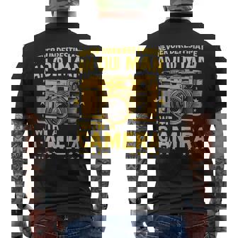 Never Underestimate An Old Man With A Camera レトロ ヴィンテージ メンズTシャツ バックプリント - Kawaiitshirt