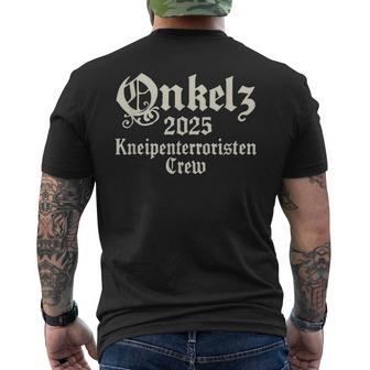Onkelz 2025 — Kneipenterroristen Crew Im Einsatz T-Shirt mit Rückendruck - Geschenkecke