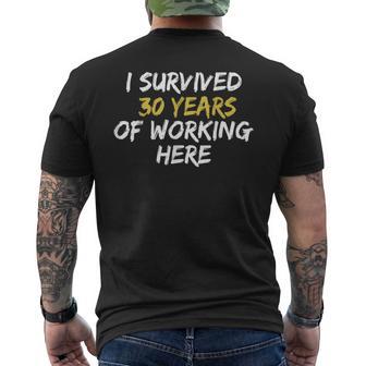 Sonoopravvissuto A 30 Anni Di Lavoro Qui T-shirt da uomo con stampa posteriore - Novitaregali