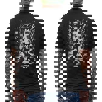 Ufoから逃げるアライグマ、Sfユーモア、エイリアンに追われる メンズTシャツ バックプリント - Kawaiitshirt