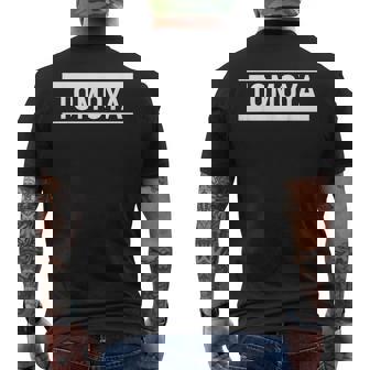 「Tomoya」ヘボン式「ともや」「トモヤ」下の名前 ローマ字 名入れ 名乗り ラテン文字 綴り メンズTシャツ バックプリント - Kawaiitshirt