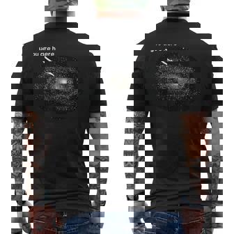 あなたはここにいます私は天文学ギャラクシー月面着陸惑星 メンズTシャツ バックプリント - Kawaiitshirt