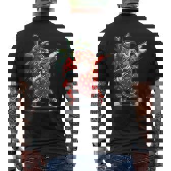 いちごを軽くたたくダンスいちごの果実を軽くたたく メンズTシャツ バックプリント - Kawaiitshirt