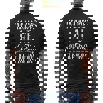 いつも遅刻するよいいことには時間がかかる メンズTシャツ バックプリント - Kawaiitshirt