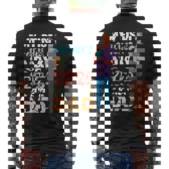 はじめての父の日2025年 赤ちゃんの誇り高きパパを持つお父さんとして メンズTシャツ バックプリント - Kawaiitshirt