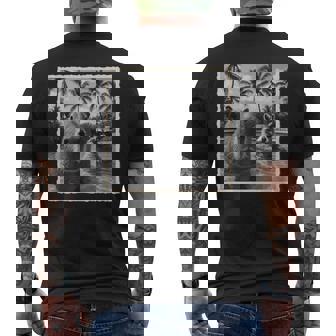 アライグマとカピバラ自撮り メンズTシャツ バックプリント - Kawaiitshirt