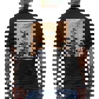 アラビア砂漠でサングラスをかけた猫、ドバイにマッチ。 メンズTシャツ バックプリント - Kawaiitshirt