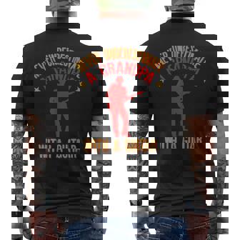 ギターを持ったおじいちゃんを決して過小評価しないでください メンズTシャツ バックプリント - Kawaiitshirt