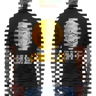 ゴールデン スマイル（フェイク ゴールド風）スマイリー フェイス ニコニコ 笑顔 サングラス 面白い 色 メンズTシャツ バックプリント - Kawaiitshirt