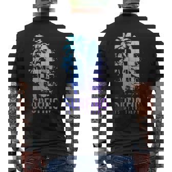 サーフィンセラピー ヴィンテージ サーフボード ヤシの木 ビーチサーファー メンズTシャツ バックプリント - Kawaiitshirt