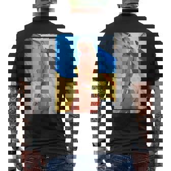 セクシーガールグラフィックtシャツ 「モダンピンナップガール&ウクライナ国旗2」 メンズTシャツ バックプリント - Kawaiitshirt