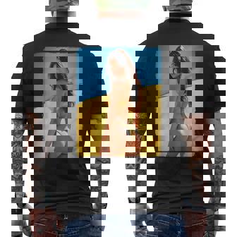 セクシーガールグラフィックtシャツ 「モダンピンナップガール&ウクライナ国旗」 メンズTシャツ バックプリント - Kawaiitshirt