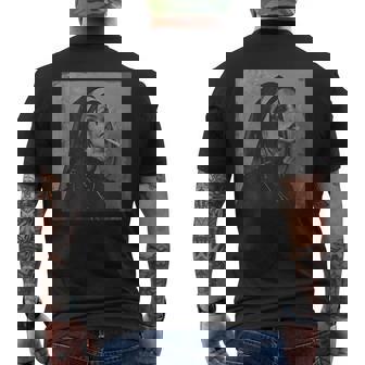 タバコを吸うクールな尼僧、反抗的な尼僧 メンズTシャツ バックプリント - Kawaiitshirt