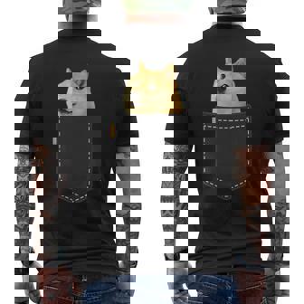 ドージコイン 胸ポケットの中にクリプト ミーム ドッグミーム ロゴ ドージコイン メンズTシャツ バックプリント - Kawaiitshirt