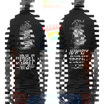 ハイキングは私の退職プラン 面白いアウトドア旅行 メンズTシャツ バックプリント - Kawaiitshirt