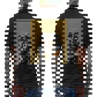 ハッピーロットワイラー犬自撮りポートレート メンズTシャツ バックプリント - Kawaiitshirt