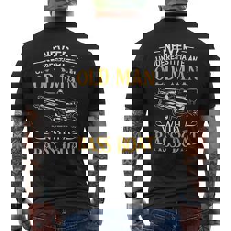バスボート釣りの老人を決して過小評価しないでください メンズTシャツ バックプリント - Kawaiitshirt