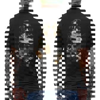 バーニーズ愛好家のためのポケットに入った面白いバーニーズマウンテンドッグ メンズTシャツ バックプリント - Kawaiitshirt