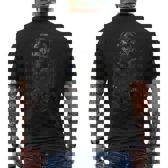 パグ犬愛好家のための面白いブラックパグをポケットに入れましょう。 メンズTシャツ バックプリント - Kawaiitshirt