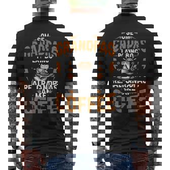 ビンゴをするおじいちゃんもいる本当のおじいちゃんがコーヒーを淹れる メンズTシャツ バックプリント - Kawaiitshirt