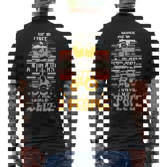 ビールとトラクターが好きで、たぶん3人で農作業をしています。 メンズTシャツ バックプリント - Kawaiitshirt