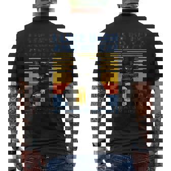 ビール好きで猫が手にビールを飲んでビール友達を応援 メンズTシャツ バックプリント - Kawaiitshirt