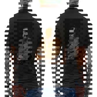 フョードル・ドストエフスキーロシアの作家の肖像画 メンズTシャツ バックプリント - Kawaiitshirt