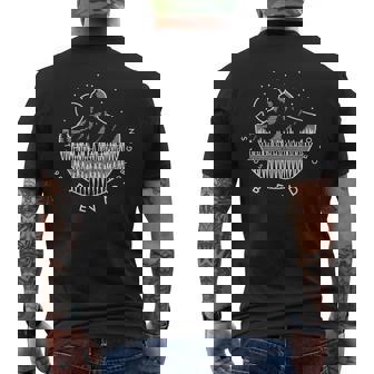 ベンド オレゴン 山と森 シンプル ミニマルデザイン メンズTシャツ バックプリント - Kawaiitshirt