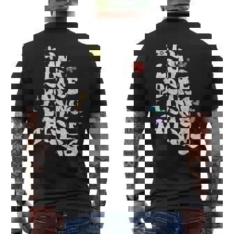 レトログルーヴィーなイム・ルイーズ Doing Luise Things 面白い母の日 メンズTシャツ バックプリント - Kawaiitshirt