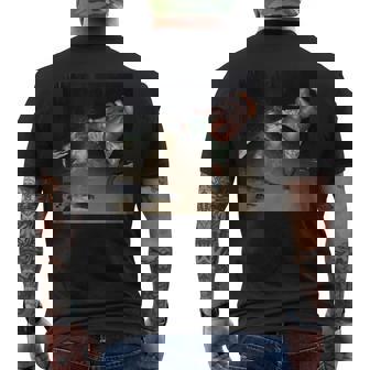 ワニを蹴る男 メンズTシャツ バックプリント - Kawaiitshirt