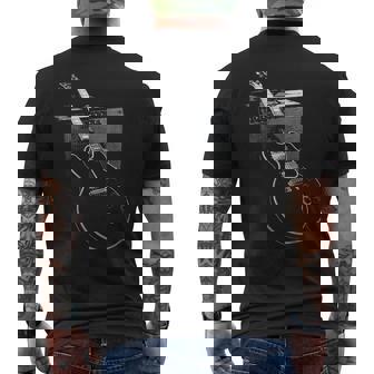 伝説のブルースギターとアンプのデザイン。ギタリストギフト メンズTシャツ バックプリント - Kawaiitshirt