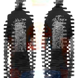 古着屋の通路を歩く面白い古着愛好家 メンズTシャツ バックプリント - Kawaiitshirt