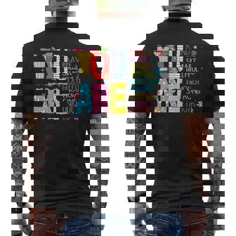 学校の初日に、あなたは素敵で、勇敢で、インスピレーションを与える先生です。 メンズTシャツ バックプリント - Kawaiitshirt