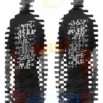 年齢のせいでよく大人と間違われる メンズTシャツ バックプリント - Kawaiitshirt