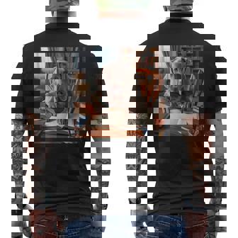 書斎でワイマラナー犬を書く詩 3 メンズTシャツ バックプリント - Kawaiitshirt