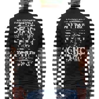 楽しみのために剣道をする老人を決して過小評価しないでください。 メンズTシャツ バックプリント - Kawaiitshirt