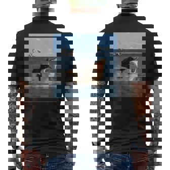 猫を噛むサメの面白いアートと猫好きの面白い猫とサメ。 メンズTシャツ バックプリント - Kawaiitshirt