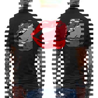 赤い唇を舐めるロックンロールグラフィック。 メンズTシャツ バックプリント - Kawaiitshirt