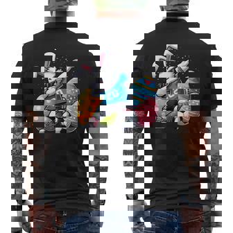 面白いイースターバニーとサッカーボールで軽くたたくイースターバニー。 メンズTシャツ バックプリント - Kawaiitshirt