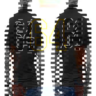 黒と黄色のカレッジスポーツスタイルの64番。 メンズTシャツ バックプリント - Kawaiitshirt