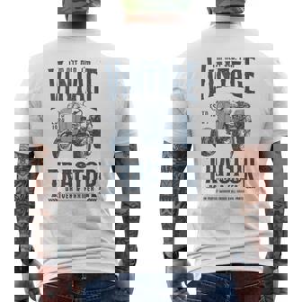 1984 年生まれのビンテージ トラクター ファーマーの誕生日 メンズTシャツ バックプリント - Kawaiitshirt