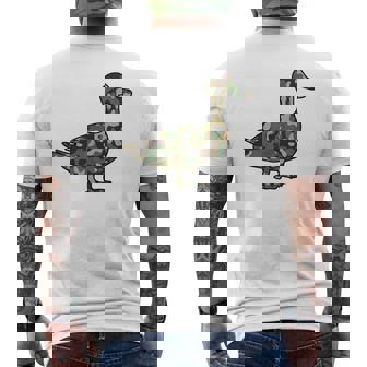 「鴨フラージュ」かも カモフラージュ 迷彩 ダジャレ 駄洒落 動物 鳥 カモ 鳧 カムフラージュ 兵士 軍隊 軍人 国防 メンズTシャツ バックプリント - Kawaiitshirt