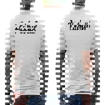 メンズ 【Husband】旦那 夫 シンプル おしゃれ 英語 英文字 夫婦お揃い 結婚祝い カップル ペアルック おもしろ ペア メンズTシャツ バックプリント - Kawaiitshirt