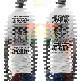 アイスクリームを持った老婆を決して過小評価しない メンズTシャツ バックプリント - Kawaiitshirt