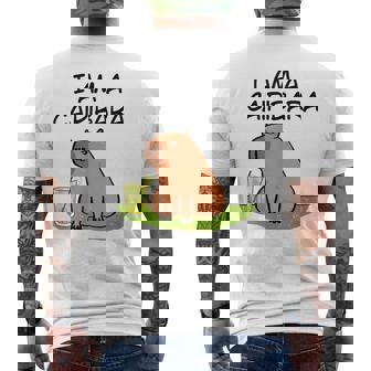 アイ・アム・ア・カイピバラ～カイピリーニャ・カクテル好きのカピバラ～ メンズTシャツ バックプリント - Kawaiitshirt
